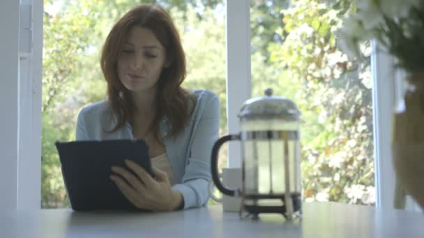 Femme utilisant une tablette numérique — Video