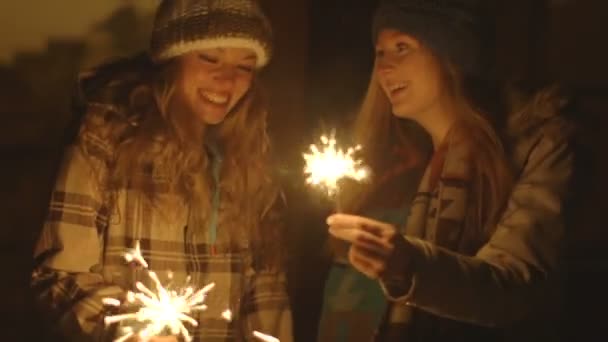 Frauen verbrennen Wunderkerzen — Stockvideo
