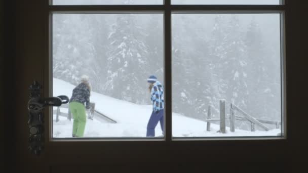 Jonge vrouwen genieten van de winter — Stockvideo