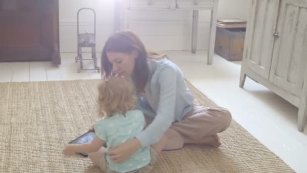 Moeder digitale tablet tonen aan haar dochter — Stockvideo