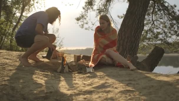 坐在篝火旁边的夫妇 — 图库视频影像