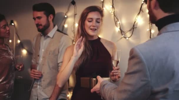 Young man giving gift to young woman — Stock Video