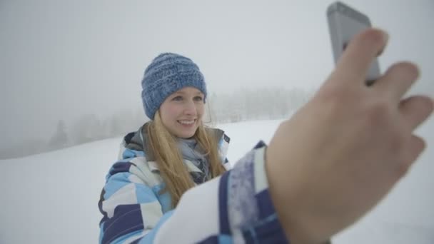 Omán tomando selfie en la nieve — Vídeos de Stock