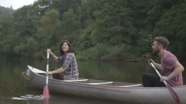 Couple rowing boat — Stock Video