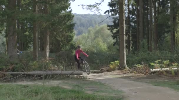 Ciclismo de pareja en pista forestal — Vídeo de stock