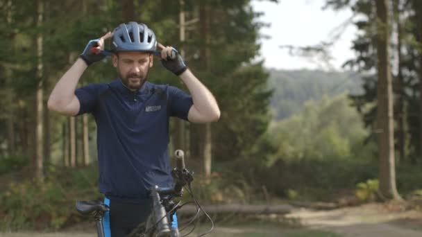 Hombre preparándose para el ciclismo — Vídeo de stock