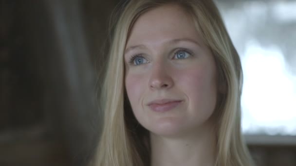 Jeune femme dans le sauna — Video