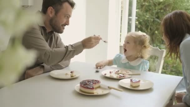 Сім'я їсть торт — стокове відео