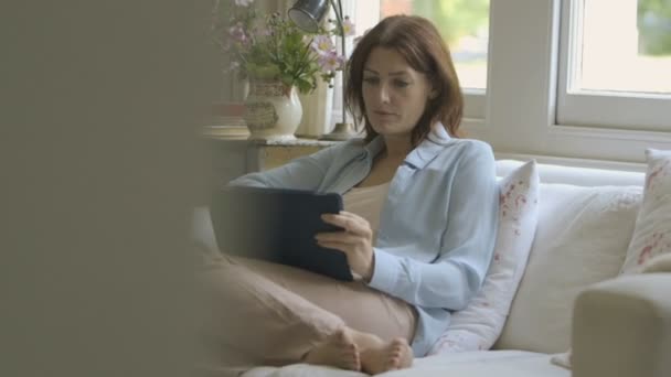 Kvinna som använder digitala tabletter — Stockvideo