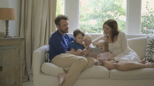 Familia viendo tableta digital — Vídeo de stock