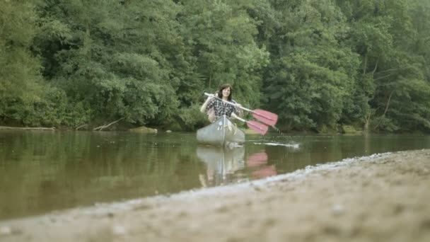 Pareja saliendo a la orilla del lago — Vídeo de stock