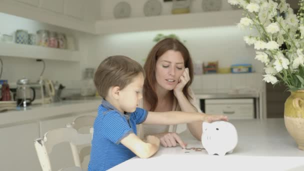 Mãe ajudando filho para economizar dinheiro — Vídeo de Stock