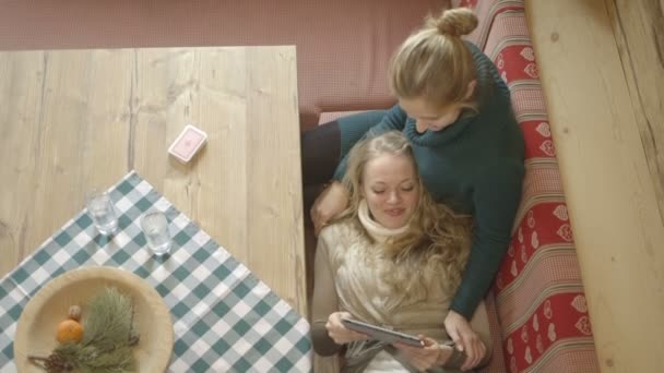 Les jeunes femmes se détendre sur le canapé — Video