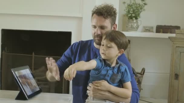 Vader en zoon kijken naar digitale Tablet PC — Stockvideo