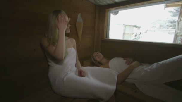 Женщины отдыхают в сауне — стоковое видео
