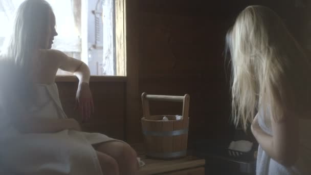 Mulheres jovens na sauna — Vídeo de Stock