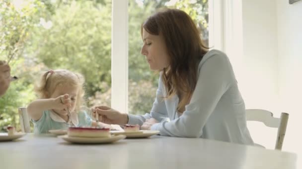 Familia comiendo pastel — Vídeo de stock