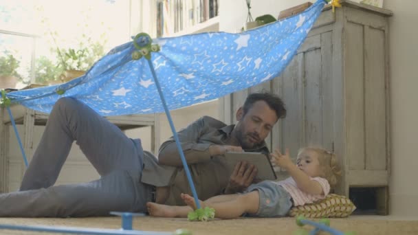 Father and daughter with digital tablet — Stock Video