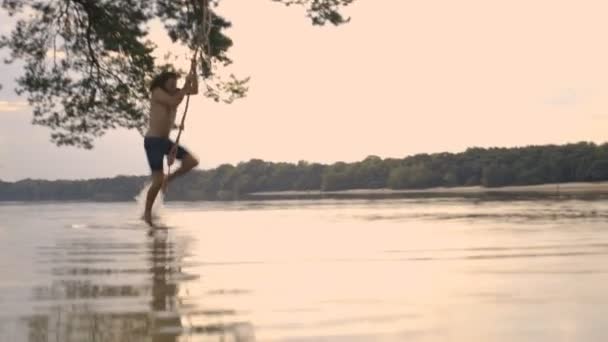 Man enjoying rope swing — Stock Video