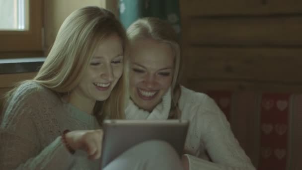 Kvinnor som använder digital tablet — Stockvideo