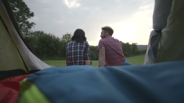 Couple assis à l'extérieur tente dôme — Video