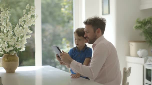 Vater und Sohn nutzen digitales Tablet — Stockvideo