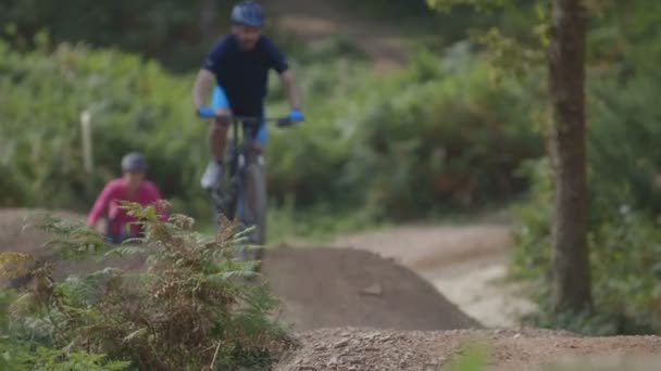 Couple cycling on forest track — Stock Video