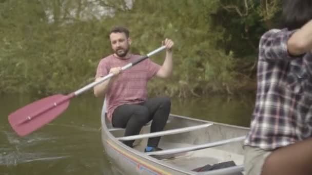 Pareja bote de remos — Vídeos de Stock