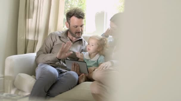 Ouders digitale tablet tonen aan haar dochter — Stockvideo