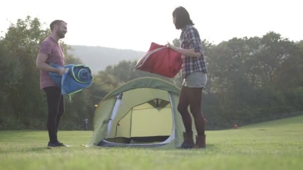 Paar verspreiding dekens in koepel tent — Stockvideo