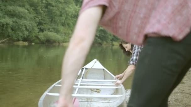 Couple pushing rowing boat — Stock Video