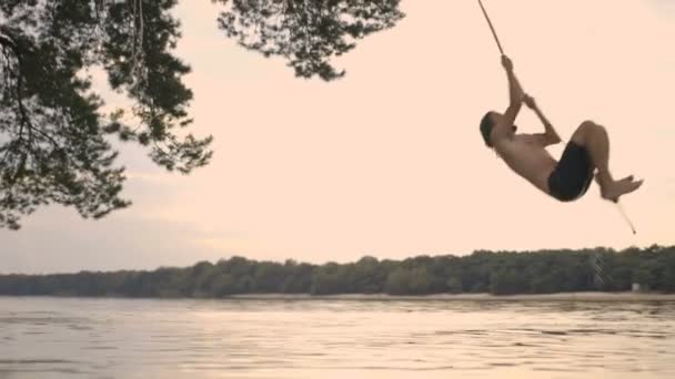 Man enjoying rope swing — Stock Video