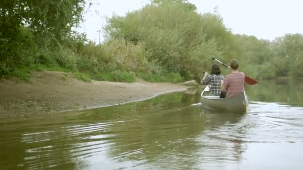 Couple sortir au bord du lac — Video