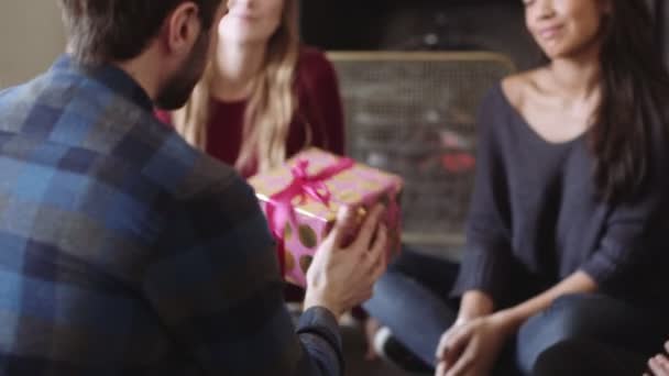 Mujer joven recibiendo regalo a su amigo — Vídeo de stock