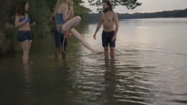 Friends playing on rope swing — Stock Video