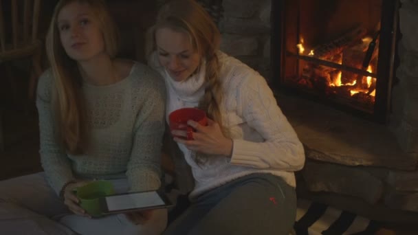 Mulheres usando tablet digital — Vídeo de Stock