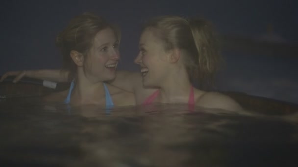 Mujeres disfrutando del agua de vapor — Vídeo de stock