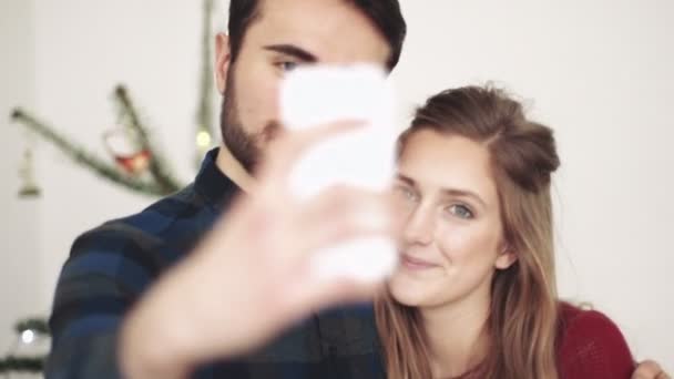 Man och kvinna med selfie — Stockvideo