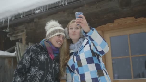 Vrouwen nemen selfie in sneeuw — Stockvideo