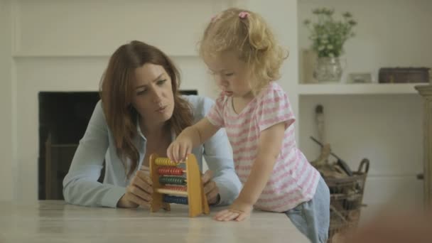 Матери и дочери подсчет abacus — стоковое видео