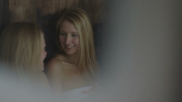 Mulheres sentadas na sauna — Vídeo de Stock