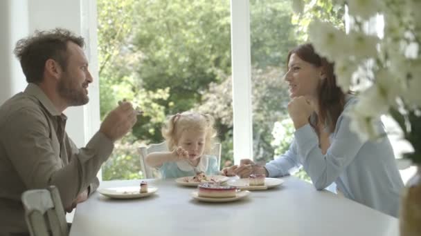 Familia comiendo pastel — Vídeos de Stock