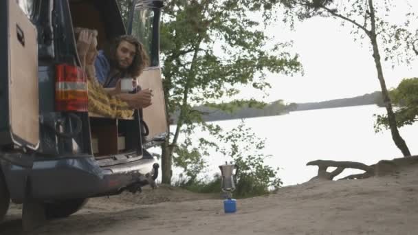 Pareja bebiendo café en coche — Vídeos de Stock