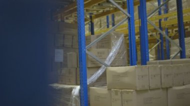 Karton kutular taşıyan işçi