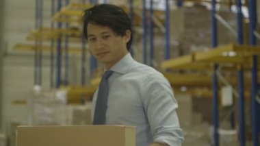 Barkod okuyucu kullanan adam