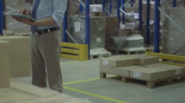 Dijital tablet kullanan adam