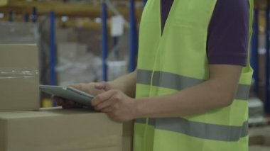 Dijital tablet kullanan adam