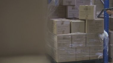 Barkod okuyucu kullanan adam