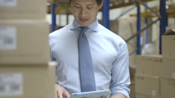 Man using digital tablet — Stock Video