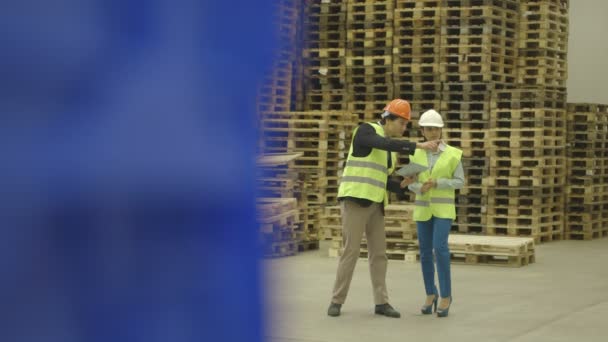 Ingenieros usando tableta digital — Vídeos de Stock